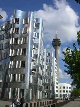 Düsseldorf : Medienhafen, Gehry Bauten an der Stromstraße mit Blick auf den Rheinturm